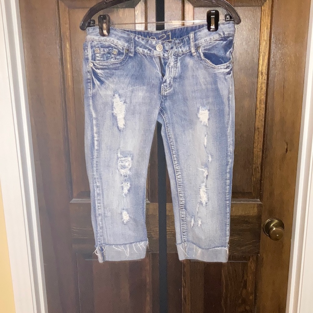 Rue21 Light Wash Blue Cropped Jeans with Modern Distressing